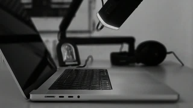 Микрофон и ноутбук на рабочем столе