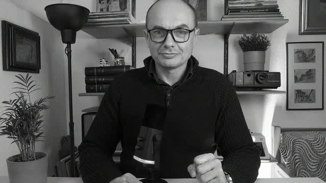 Антон Тарасов за рабочим столом, второй кадр встречи