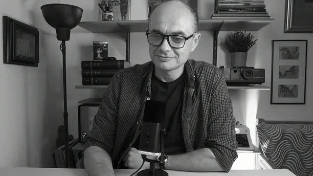 Антон Тарасов у микрофона во время встречи тренинга