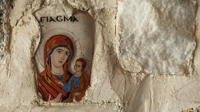 Икона Богородицы, вделанная в каменную стену
