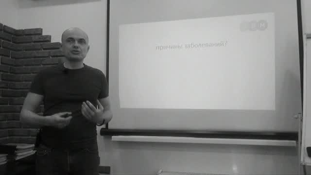 Антон Тарасов у экрана с вопросом «причины заболеваний?»