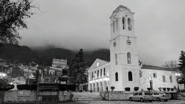 Церковь с колокольней в сумерках